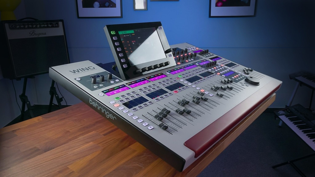 Behringer WING - цифровой микшерный пульт, 48вх./28 шин, 24 фейдера, 10